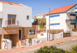 una vista del frente de un edificio en The Port Beach House, en Praia da Areia Branca