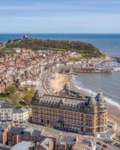 an aerial view of a building and a beach at Stylish Seaside home with King beds and parking in Scarborough