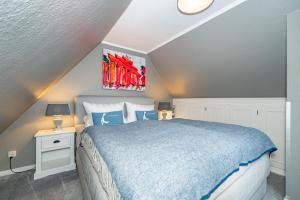 ein Schlafzimmer mit einem Bett und einem Wandgemälde in der Unterkunft Maritim und individuell in Wenningstedt mit Balkon in Wenningstedt-Braderup