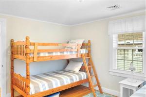 een slaapkamer met 2 stapelbedden in een kamer bij 25 Grey Neck Road West Harwich Cape Cod - - Crosswinds II in West Harwich