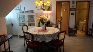 een eettafel met een vaas met bloemen erop bij Dream apartment in nice villa near forest in Brügg
