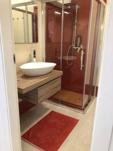 La salle de bains est pourvue d'un lavabo et d'une douche. dans l'établissement Holiday Home Sicily Talia che Bed-du, à Punta Braccetto