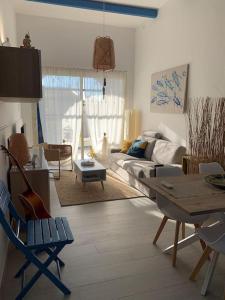 - un salon avec un canapé et une table dans l'établissement Holiday Home Sicily Talia che Bed-du, à Punta Braccetto