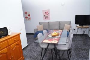 sala de estar con mesa y sofá en Lightbooking Luymar con piscina Villa de Mazo, en Mazo