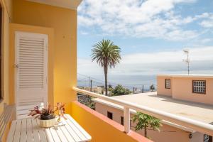 een balkon met uitzicht op de oceaan bij Lightbooking Luymar con piscina Villa de Mazo in Mazo