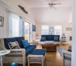 - un salon avec un canapé bleu et des chaises dans l'établissement 219 North Shore Boulevard East Sandwich - Beach Life, à East Sandwich