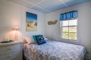 - une chambre avec un lit, une commode et une fenêtre dans l'établissement 219 North Shore Boulevard East Sandwich - Beach Life, à East Sandwich