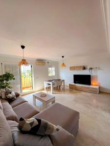 uma sala de estar com um sofá e uma mesa em Casa Baviera Golf & Beach em Caleta De Velez