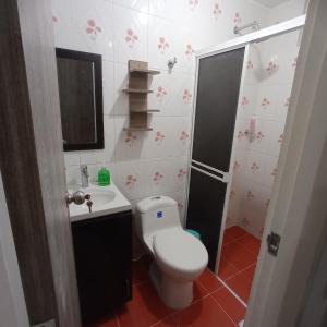 a bathroom with a toilet and a sink and a shower at confortable apto integrado con la naturaleza y muy tranquilo perfecto para descansar in Socorro
