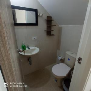 uma pequena casa de banho com WC e lavatório em confortable apto integrado con la naturaleza y muy tranquilo perfecto para descansar em Socorro