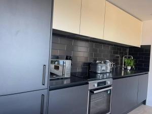 Una cocina o cocineta en Trendy Apartment in Cardiff Pontcanna Free Parking