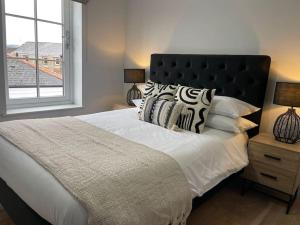 Tempat tidur dalam kamar di Trendy Apartment in Cardiff