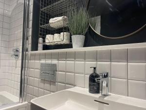 Un baño de Trendy Apartment in Cardiff Pontcanna Free Parking