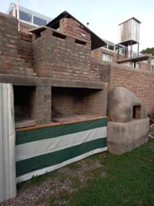 un edificio de ladrillo con un horno de pizza en un patio en Departamento LA LILI en Uspallata