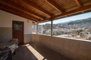 d'un balcon avec vue sur la ville. dans l'établissement The Luxe Apartments, à Gjirokastër