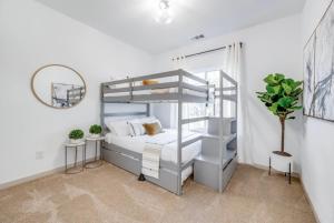 Postel nebo postele na pokoji v ubytování Stylish townhome near AT&T Stadium, Globe Life, Six Flags & More + 18 fotografií