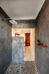 a room with a concrete wall and a hallway at Casa Kuaa in Brisas de Zicatela