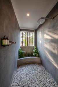 a hallway with a window and plants in it at Casa Kuaa in Brisas de Zicatela