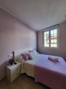サンティアゴ・デ・コンポステーラにあるCasa de Mariaの白いベッドルーム(ベッド1台、窓付)