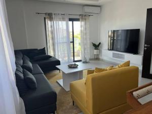 sala de estar con sofá y TV en Superb Urban Oasis in Almadies en Dakar