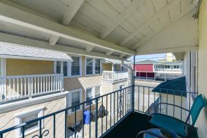 een balkon met uitzicht op een gebouw bij Pet-Friendly Apartment in Wildwood Less Than 1 Mi to Beach in Wildwood