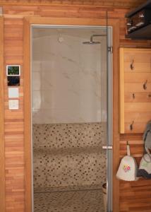 um chuveiro com uma porta de vidro na casa de banho em 1 Bedroom Guest House with Sauna and Steam Room em Kent