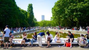 a group of people sitting on a bench in front of a fountain at 渋谷 広め50m2 2LDK 代々木公園駅徒歩5分 家族におすすめ in Tokyo