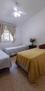 1 dormitorio con 2 camas y ventana en La casa de las Luces en Villa Carlos Paz