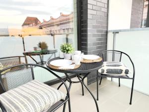 A balcony or terrace at Yarn - brand new - free parking - balcony with city view - Central shopping mall