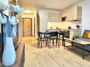 A kitchen or kitchenette at Yarn - brand new - free parking - balcony with city view - Central shopping mall Még 16 kép