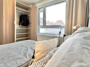 A bed or beds in a room at Yarn - brand new - free parking - balcony with city view - Central shopping mall