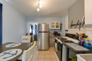 ワイルドウッドにあるWildwood Apartment Less Than Half Mi to Boardwalk!のキッチン(ステンレス製の冷蔵庫、テーブル付)