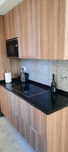 een keuken met een zwart aanrechtblad met een waterkoker bij Casa da Açoteia - Bright City Center Apartment with a Private Outdoor Terrace in Faro