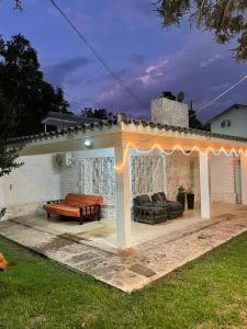 cenador con sofá y mesa en La casa de las Luces en Villa Carlos Paz