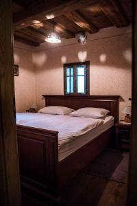 - un grand lit dans une chambre avec fenêtre dans l'établissement Holiday home in Srednje Grcevje - Kranjska Krain 26095, à Srednje Grčevje