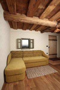 - un salon avec un canapé et une fenêtre dans l'établissement Holiday home in Srednje Grcevje - Kranjska Krain 26095, à Srednje Grčevje