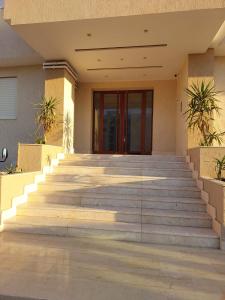 un conjunto de escaleras frente a un edificio en Appartement Residence Essayedi Sousse en Port El Kantaoui