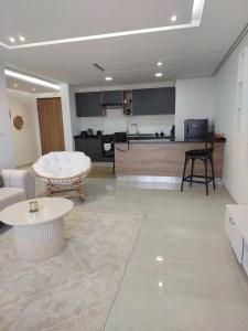 uma sala de estar com um sofá e uma mesa em Appartement Residence Essayedi Sousse em Port El Kantaoui