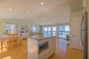 Η κουζίνα ή μικρή κουζίνα στο 11 Captain Crocker Road East Sandwich Cape Cod- -Oceanside Oasi