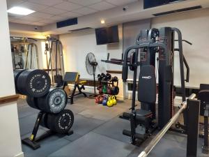 ein Raum mit einem Fitnessraum mit mehreren Laufbändern in der Unterkunft Bristol Hotel in Buenos Aires