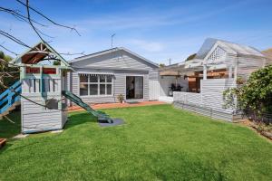 Belmont的住宿－Bellarine cottage- Central Geelong, parking, 2 bedroom, 2 bathroom，院子里带滑梯的房子