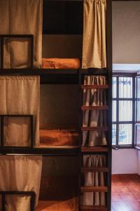 Palanda nebo palandy na pokoji v ubytování Flore Hostel
