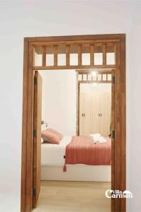 1 dormitorio con cama y espejo grande en Bonita casa en el corazón del pueblo! Villa Carmen, en Garachico