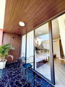 Cette chambre dispose d'un balcon avec une table et des chaises. dans l'établissement Tuấn Ninh Hotel II, à Côn Son
