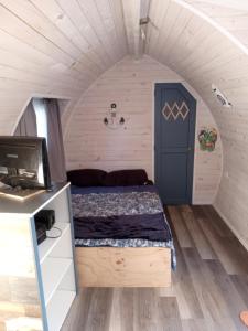 1 dormitorio con 1 cama en una habitación pequeña en Tinny cabañas estación ritoque, en Quintero