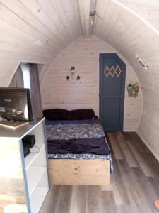 a bedroom with a bed in a small room at Tinny cabañas estación ritoque in Quintero