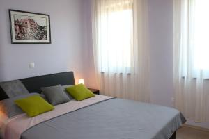 Postel nebo postele na pokoji v ubytování Apartments with parking spaces Opric, Opatija - 7753