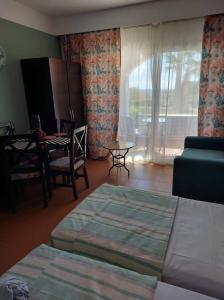 A bed or beds in a room at Bellissimo appartamento vista mare sulla piscina