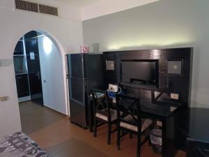 A kitchen or kitchenette at Bellissimo appartamento vista mare sulla piscina