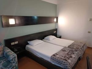 A bed or beds in a room at Bellissimo appartamento vista mare sulla piscina
